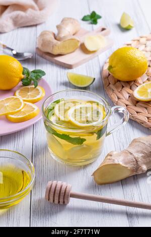 Gros plan de thé vert avec citron, gingembre et miel. Ingrédients de cuisson. Mise au point sélective. Banque D'Images