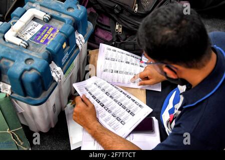 Kolkata, Inde. 09e avril 2021. Le responsable du scrutin a vu vérifier le registre des électeurs.l'Inde a 8 élections par étapes de l'Assemblée pour tout le mois d'avril 2021, Les bureaux de vote collectent et vérifient les machines de vote électroniques du centre de distribution de la commission électorale de l'Inde, où les votes seront distribués pour l'élection de demain dans différentes circonscriptions de Kolkata. (Photo par Avishek Das/SOPA Images/Sipa USA) crédit: SIPA USA/Alay Live News Banque D'Images