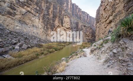 Vue à couper le souffle depuis l'intérieur de Santa Elena, Canyon dans le parc national de Big Bend, Texas Banque D'Images