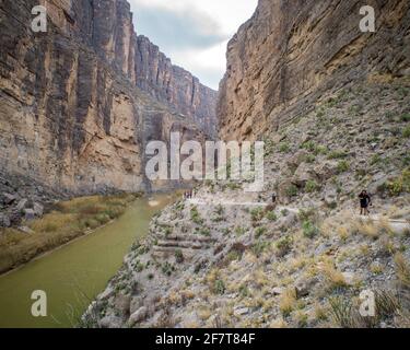 Randonneurs marchant le long du chemin à l'intérieur de Santa Elena, Canyon dans le parc national de Big Bend, Texas Banque D'Images