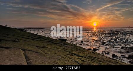 Coucher de soleil à 'Bohrinsel' - Dyksterhusen - Frise orientale - Basse Saxe Banque D'Images