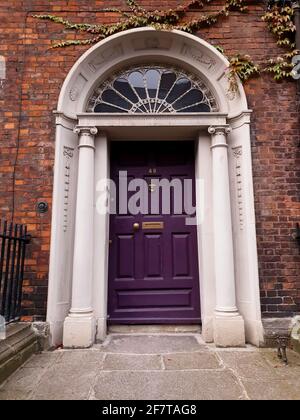 DUBLIN, IRLANDE - 24 juillet 2019 : porte avant violette décorative d'une maison de ville géorgienne à Dublin, Irlande. Banque D'Images