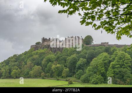 Vue sur l'imposant château de Stirling par jour nuageux. Concept: Paysages écossais typiques Banque D'Images