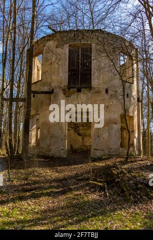 La ruine d'un bâtiment circulaire entre arbres avec feuilles mortes, République tchèque. Banque D'Images