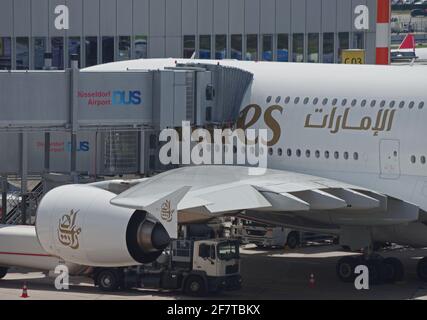 Düsseldorf, Allemagne - 01 juillet 2015 : Airbus A380-800 d'Emirates Airline à l'aéroport de Düsseldorf, qui s'amarrer à la passerelle d'embarquement des passagers Banque D'Images