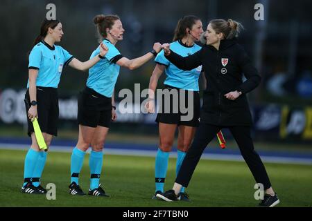 Cardiff, Royaume-Uni. 09e avril 2021. Gemma Grainger, l'entraîneur en chef des femmes du pays de Galles (r) poing pompe les officiels du match après le match. Wales Women v Canada Women, match international de football amical au stade Leckwith à Cardiff, le vendredi 9 avril 2021. Usage éditorial seulement, photo par Andrew Orchard/Andrew Orchard sports photographie/Alamy Live News crédit: Andrew Orchard sports photographie/Alamy Live News Banque D'Images