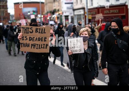 09.04.21. Manifestation "Kill the Bill" à Bristol. Un manifestant tient un écriteau faisant référence à la mort du prince Philip lors d'une manifestation « tuer le projet de loi » Banque D'Images