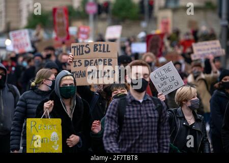 09.04.21. ÔKill la protestation du projet de loi à Bristol. Un manifestant tient un écriteau faisant référence à la mort du prince Philip lors d'une manifestation « tuer le projet de loi » Banque D'Images