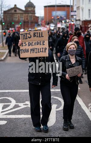 09.04.21. ÔKill la protestation du projet de loi à Bristol. Un manifestant tient un écriteau faisant référence à la mort du prince Philip lors d'une manifestation « tuer le projet de loi » Banque D'Images