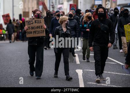 09.04.21. ÔKill la protestation du projet de loi à Bristol. Un manifestant tient un écriteau faisant référence à la mort du prince Philip lors d'une manifestation « tuer le projet de loi » Banque D'Images