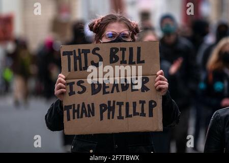 09.04.21. ÔKill la protestation du projet de loi à Bristol. Un manifestant tient un écriteau faisant référence à la mort du prince Philip lors d'une manifestation « tuer le projet de loi » Banque D'Images