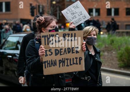 09.04.21. ÔKill la protestation du projet de loi à Bristol. Un manifestant tient un écriteau faisant référence à la mort du prince Philip lors d'une manifestation « tuer le projet de loi » Banque D'Images