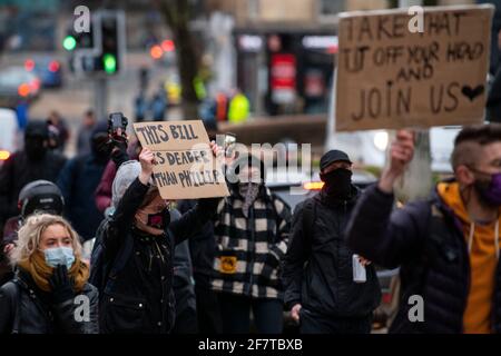 09.04.21. ÔKill la protestation du projet de loi à Bristol. Un manifestant tient un écriteau faisant référence à la mort du prince Philip lors d'une manifestation « tuer le projet de loi » Banque D'Images