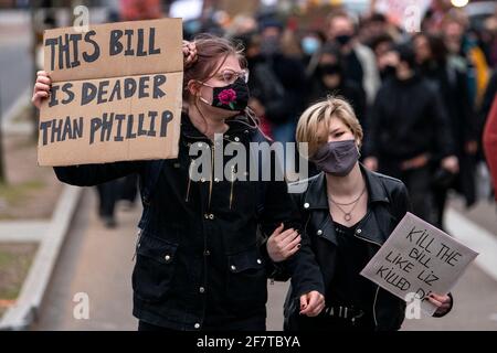 09.04.21. ÔKill la protestation du projet de loi à Bristol. Un manifestant tient un écriteau faisant référence à la mort du prince Philip lors d'une manifestation « tuer le projet de loi » Banque D'Images