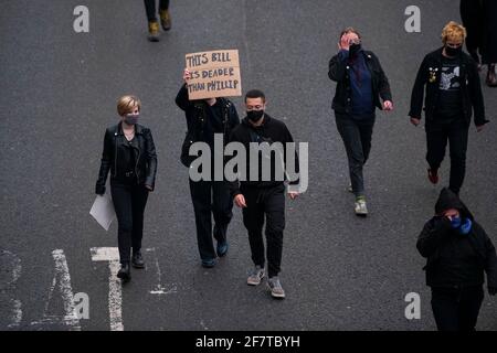 09.04.21. ÔKill la protestation du projet de loi à Bristol. Un manifestant tient un écriteau faisant référence à la mort du prince Philip lors d'une manifestation « tuer le projet de loi » Banque D'Images