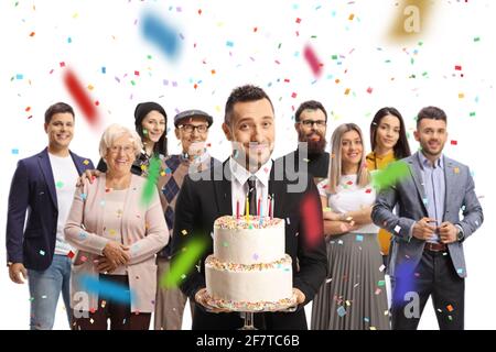 Homme avec un gâteau célébrant l'anniversaire avec sa famille isolé sur fond blanc Banque D'Images