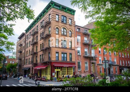 New York City, États-Unis, mai 2019, vue sur le bâtiment de l'arrêt d'autobus café dans le quartier de West Village Banque D'Images