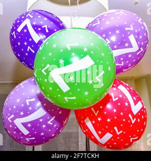 ballons suspendus de la lampe d'une pièce avec le numéro 7, ballons d'anniversaire de différentes couleurs et étoiles, format carré Banque D'Images