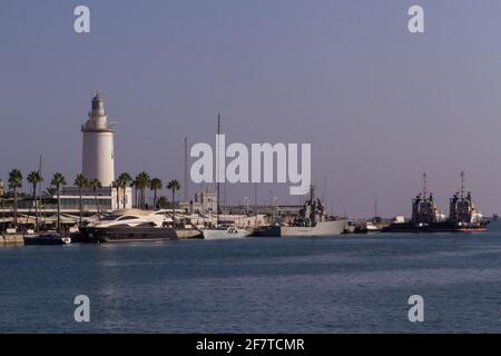 Gros plan du quai dans un port avec des bateaux à voile amarré et un phare blanc Banque D'Images