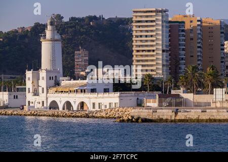 Vue panoramique sur le phare de Port de Malaga lors d'une journée ensoleillée avec Château de Gibsalfaro en arrière-plan Banque D'Images