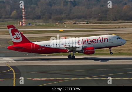 Düsseldorf, Allemagne - 17 mars 2015 : Airbus A320-200 d'Air Berlin avec enregistrement suisse à l'aéroport de Düsseldorf pendant le toucher Banque D'Images