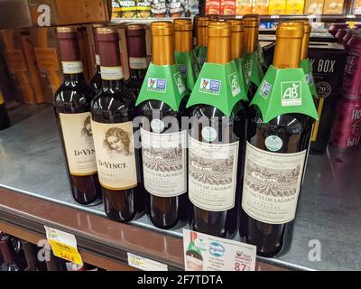 Divers vins disponibles à l'achat Banque D'Images