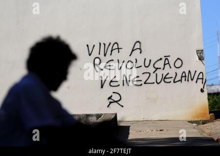 salvador, bahia / brésil - 31 août 2018: Vivre la révolution vénézuélienne est vu graffiti sur le mur au Sao Lazaro Campus de l'Université fédérale Banque D'Images