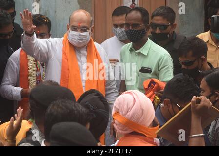 Kolkata, Inde. 09e avril 2021. KOLKATA, INDE - AVRIL 9 : le ministre de l'intérieur de l'Union et chef du parti Bharatiya Janata (BJP), Amit Shah, saluait les gens lors d'une campagne porte-à-porte pour les élections de l'Assemblée dans l'État, à Bhohanipore, le 9 avril 2021 à Kolkata, en Inde. (Photo de Samir Jana/Hindustan Times/Sipa USA) crédit: SIPA USA/Alay Live News Banque D'Images