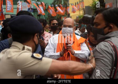 Kolkata, Inde. 09e avril 2021. KOLKATA, INDE - AVRIL 9 : le ministre de l'intérieur de l'Union et chef du parti Bharatiya Janata (BJP), Amit Shah, saluait les gens lors d'une campagne porte-à-porte pour les élections de l'Assemblée dans l'État, à Bhohanipore, le 9 avril 2021 à Kolkata, en Inde. (Photo de Samir Jana/Hindustan Times/Sipa USA) crédit: SIPA USA/Alay Live News Banque D'Images