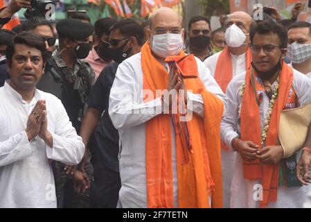 Kolkata, Inde. 09e avril 2021. KOLKATA, INDE - AVRIL 9 : le ministre de l'intérieur de l'Union et le chef du parti Bharatiya Janata (BJP), Amit Shah, et le candidat Rudranil Ghosh (R), saluent les gens lors d'une campagne porte-à-porte pour les élections de l'Assemblée dans l'État, à Bhowanipore, le 9 avril 2021 à Kolkata, en Inde. (Photo de Samir Jana/Hindustan Times/Sipa USA) crédit: SIPA USA/Alay Live News Banque D'Images