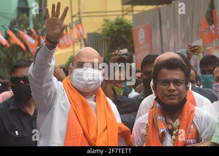 Kolkata, Inde. 09e avril 2021. KOLKATA, INDE - AVRIL 9 : le ministre de l'intérieur de l'Union et le chef du parti Bharatiya Janata (BJP), Amit Shah, et le candidat Rudranil Ghosh (R), saluent les gens lors d'une campagne porte-à-porte pour les élections de l'Assemblée dans l'État, à Bhowanipore, le 9 avril 2021 à Kolkata, en Inde. (Photo de Samir Jana/Hindustan Times/Sipa USA) crédit: SIPA USA/Alay Live News Banque D'Images