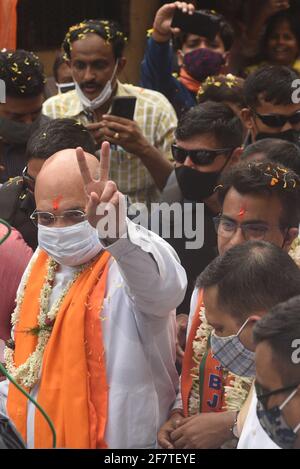 Kolkata, Inde. 09e avril 2021. KOLKATA, INDE - AVRIL 9 : le ministre de l'intérieur de l'Union et chef du parti Bharatiya Janata (BJP), Amit Shah, saluait les gens lors d'une campagne porte-à-porte pour les élections de l'Assemblée dans l'État, à Bhohanipore, le 9 avril 2021 à Kolkata, en Inde. (Photo de Samir Jana/Hindustan Times/Sipa USA) crédit: SIPA USA/Alay Live News Banque D'Images