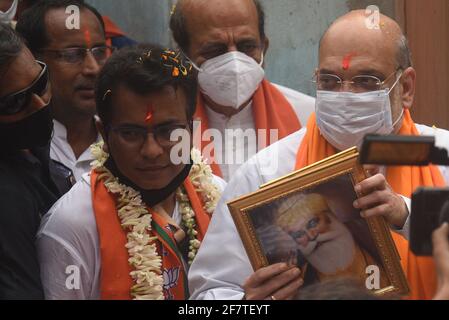 Kolkata, Inde. 09e avril 2021. KOLKATA, INDE - AVRIL 9 : le ministre de l'intérieur de l'Union et le chef du parti Bharatiya Janata (BJP), Amit Shah, et le candidat Rudranil Ghosh (L), lors d'une campagne porte-à-porte pour les élections de l'Assemblée dans l'État, à Bhowanipore, le 9 avril 2021 à Kolkata, en Inde. (Photo de Samir Jana/Hindustan Times/Sipa USA) crédit: SIPA USA/Alay Live News Banque D'Images