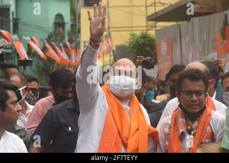 Kolkata, Inde. 09e avril 2021. KOLKATA, INDE - AVRIL 9 : le ministre de l'intérieur de l'Union et le chef du parti Bharatiya Janata (BJP), Amit Shah, et le candidat Rudranil Ghosh (R), saluent les gens lors d'une campagne porte-à-porte pour les élections de l'Assemblée dans l'État, à Bhowanipore, le 9 avril 2021 à Kolkata, en Inde. (Photo de Samir Jana/Hindustan Times/Sipa USA) crédit: SIPA USA/Alay Live News Banque D'Images