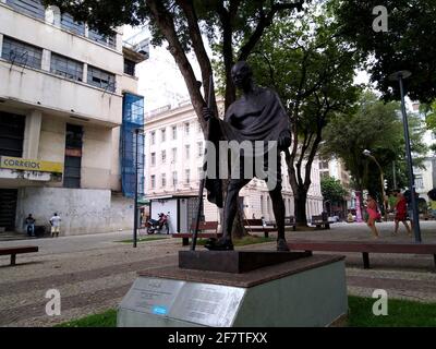 salvador, bahia / brésil - 16 novembre 2020: Sculpture du Mahatma Gandhi est vu dans une place dans la ville de Salvador. Banque D'Images