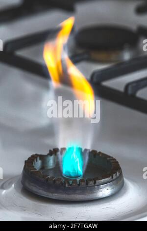 Brûleur à gaz avec flamme d'un trou sur un poêle à gaz, gros plan. Banque D'Images
