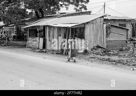 18 mars 2020 - Nungwi, Tanzanie: La vie réelle de la rue au jour sur la route noir et blanc Banque D'Images