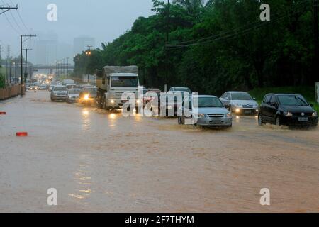 salvador, bahia / brésil - 28 novembre 2013: Les véhicules passent par l'Avenida Luiz Viana pendant l'inondation de la route dans la ville de Salvador en raison de r Banque D'Images