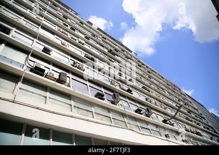 salvador, bahia, brésil - 28 décembre 2020 : des unités de climatisation sont vues sur le mur d'un bâtiment commercial dans le quartier de Comercio, dans le Banque D'Images