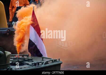 Amsterdam, pays-Bas - 27 avril 2019 : Amsterdam, pays-Bas - 27 avril 2019 : drapeau hollandais et fumée orange sur bateau au canal Kings Day. Banque D'Images