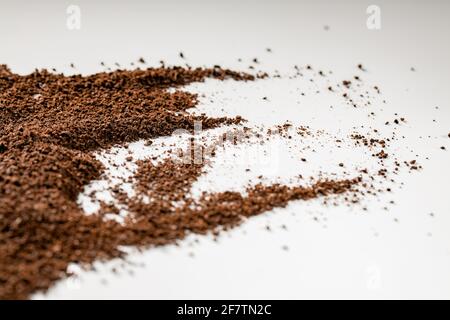 Café moulu torréfié sur fond blanc isolé Banque D'Images