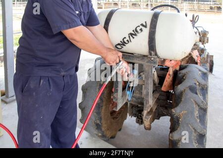 Remplissage de gaz GNC/NGV pour tracteur agricole , carburant de remplacement Banque D'Images