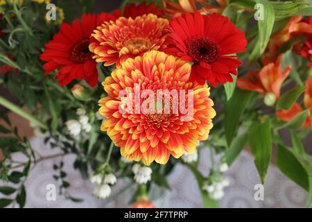 Bouquet de gerberas et autres fleurs Banque D'Images