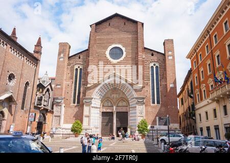 VERON, ITALIE - 05 mai 2016 : personnes non identifiées et voitures garées devant une église du centre-ville Banque D'Images