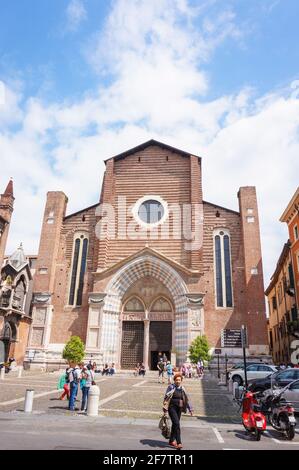 VÉRONE, ITALIE - 05 mai 2016 : personnes non identifiées et voitures garées devant une église du centre-ville Banque D'Images