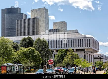 Empire State Plaza - Palais législatif en premier plan Banque D'Images