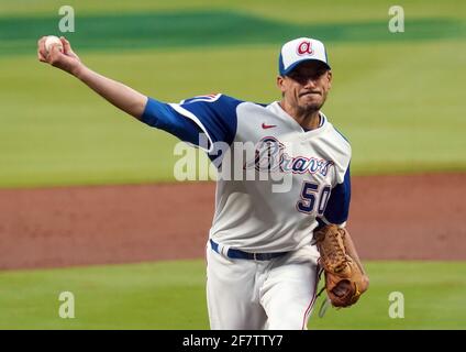 Atlanta, États-Unis. 09e avril 2021. Atlanta Braves départ lanceur Charlie Morton jette dans le quatrième repas de leur jour d'ouverture contre les Phillies de Philadelphie au parc Truist à Atlanta, le vendredi 9 avril 2021. Photo de Tami Chappell/UPI crédit: UPI/Alay Live News Banque D'Images