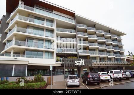 Yeppoon, Queensland, Australie - avril 2021 : appartements de vacances modernes au bord de la plage Banque D'Images