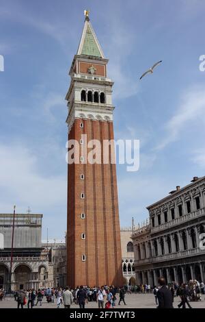 Piazza San Marco e Campanile di San Marco (St. Le carré de Mark et le clocher). Photo prise à Venise, Vénétie, Italie. Banque D'Images