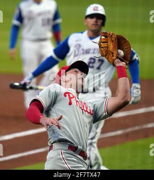 Atlanta, États-Unis. 09e avril 2021. Philadelphie Phillies premier baseman Rhys Hoskins fait une prise sur une balle de fauve dans le deuxième repas de leur match de baseball contre les Atlanta Braves au Truist Park à Atlanta, le vendredi 9 avril 2021. Photo de Tami Chappell/UPI crédit: UPI/Alay Live News Banque D'Images